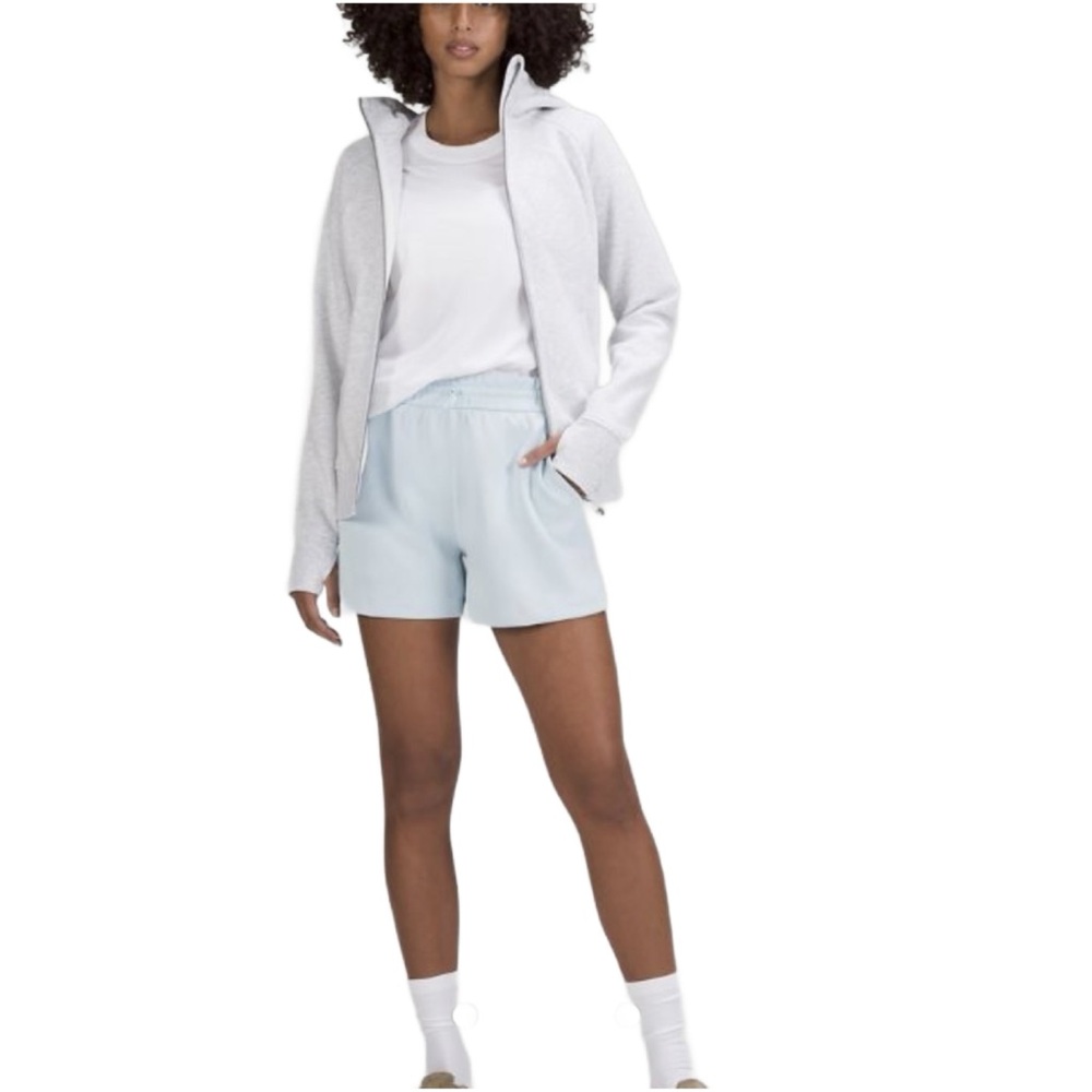 lululemon Softstreme High Rise Short Women’s 4 Powder Blue $99‎